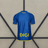 Vista trasera de la camiseta Las Palmas 26-27 visitante en azul, con detalles amarillos en cuello, puños y parte inferior
