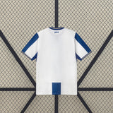 Vista trasera de la camiseta Leganés 26-27 local blanca con paneles azules en hombros y franja azul en la zona inferior