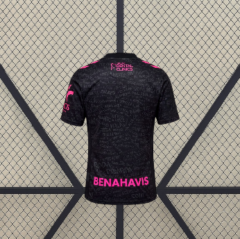 Vista trasera de la camiseta Malaga 26-27 tercera equipación en negro con gráfico tonal y detalles rosas en la parte inferior