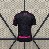 Vista trasera de la camiseta Malaga 26-27 tercera equipación en negro con gráfico tonal y detalles rosas en la parte inferior