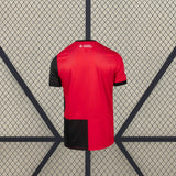 Vista trasera de la camiseta Mallorca 26-27 local, con base roja, manga negra y panel inferior en rojo y negro