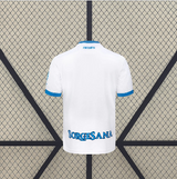 Vista trasera de la camiseta Napoli 26-27 visitante en blanco con espalda lisa, cuello azul y puños azules