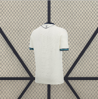 Vista trasera de la camiseta Osasuna 26-27 visitante en blanco con espalda lisa, cuello oscuro y detalles en los puños