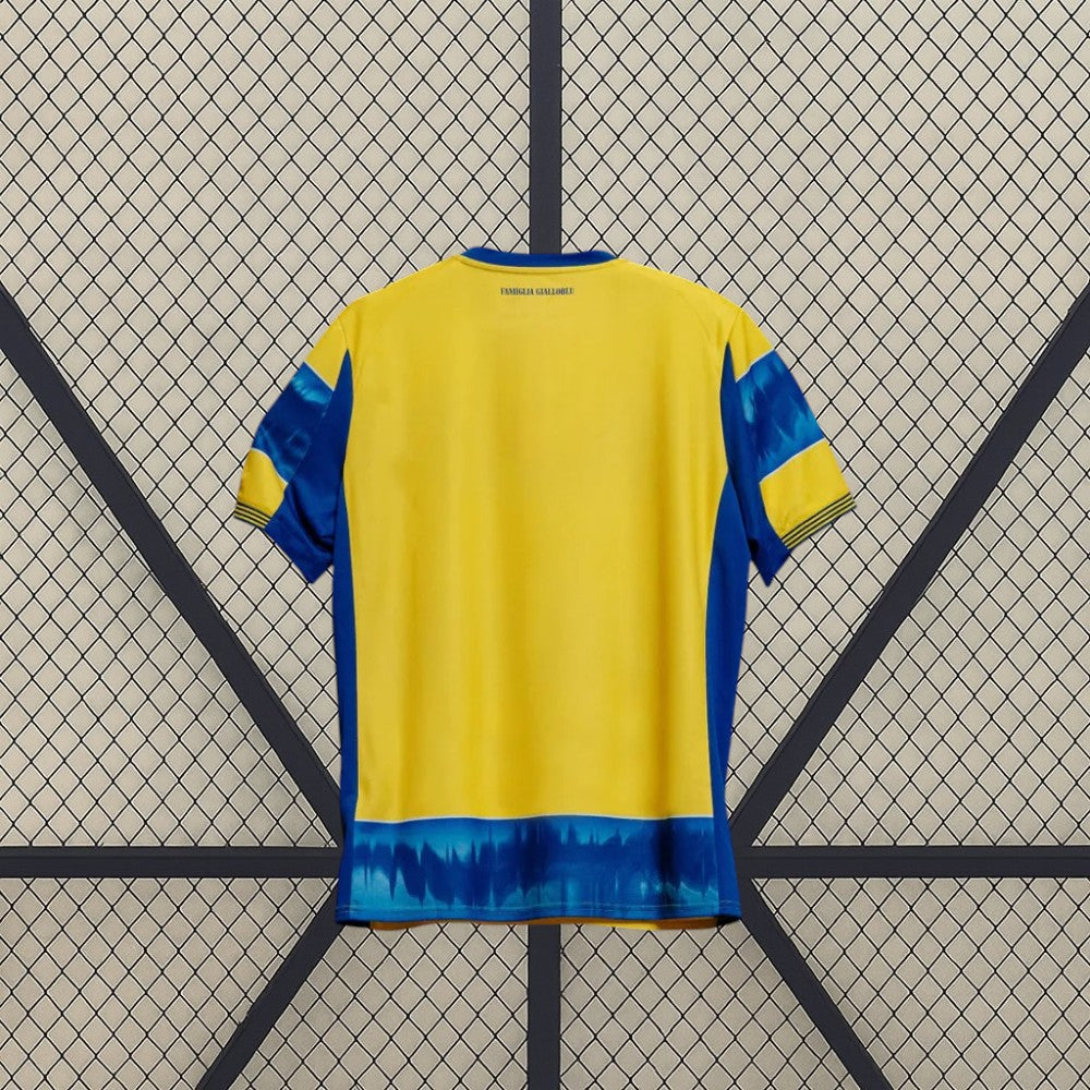 Vista trasera de la camiseta Parma 25-26 visitante, predominantemente amarilla, con paneles laterales azules y franja difuminada en el bajo