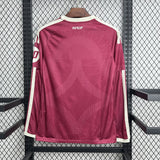 Vista trasera de la camiseta R.M. 26-27 3ª equipación de manga larga granate con patrón tonal y detalles en blanco roto en cuello y mangas