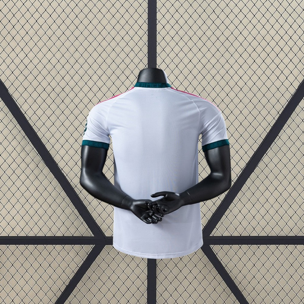 Vista trasera de la camiseta R.M. 26-27 Local Player Version blanca con remates verde oscuro en cuello y mangas y detalles rosas