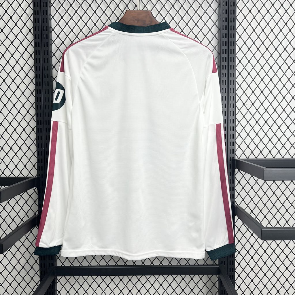 Vista trasera de la camiseta R.M. 26-27 local de manga larga blanca con detalles granates en mangas y acabados verde oscuro en cuello y puños