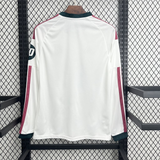 Vista trasera de la camiseta R.M. 26-27 local de manga larga blanca con detalles granates en mangas y acabados verde oscuro en cuello y puños
