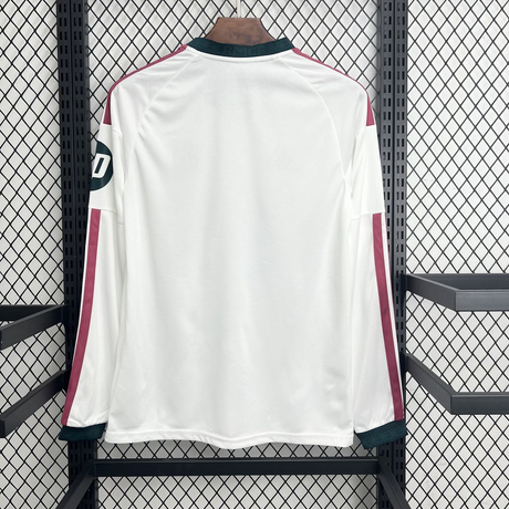 Vista trasera de la camiseta R.M. 26-27 local de manga larga blanca con detalles granates en mangas y acabados verde oscuro en cuello y puños