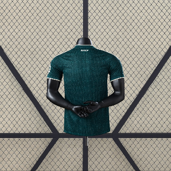 Vista trasera de la camiseta R.M. 26-27 visitante Player Version en verde oscuro, con manga corta y diseño tonal