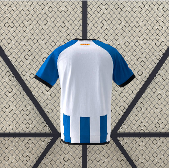 Vista trasera de la camiseta RCD Espanyol 26-27 local con zona superior blanca, mangas azules y franjas en la parte inferior