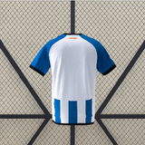 Vista trasera de la camiseta RCD Espanyol 26-27 local con zona superior blanca, mangas azules y franjas en la parte inferior