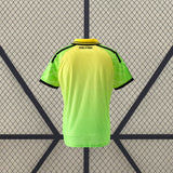 Vista trasera de la camiseta RCD Espanyol 26-27 tercera equipación con degradado amarillo y verde, patrón tonal y hombros negros