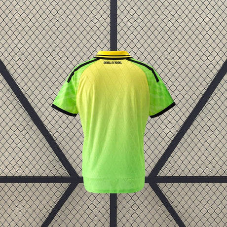Vista trasera de la camiseta RCD Espanyol 26-27 tercera equipación con degradado amarillo y verde, patrón tonal y hombros negros