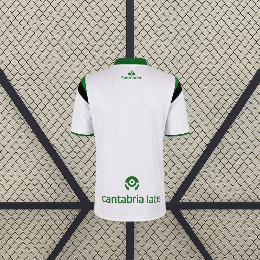 Vista trasera de la camiseta Racing Santander 26-27 local blanca con cuello verde, ribetes verdes en las mangas y paneles negros