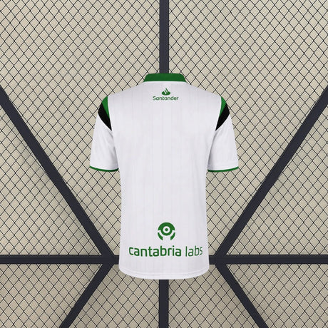 Vista trasera de la camiseta Racing Santander 26-27 local blanca con cuello verde, ribetes verdes en las mangas y paneles negros