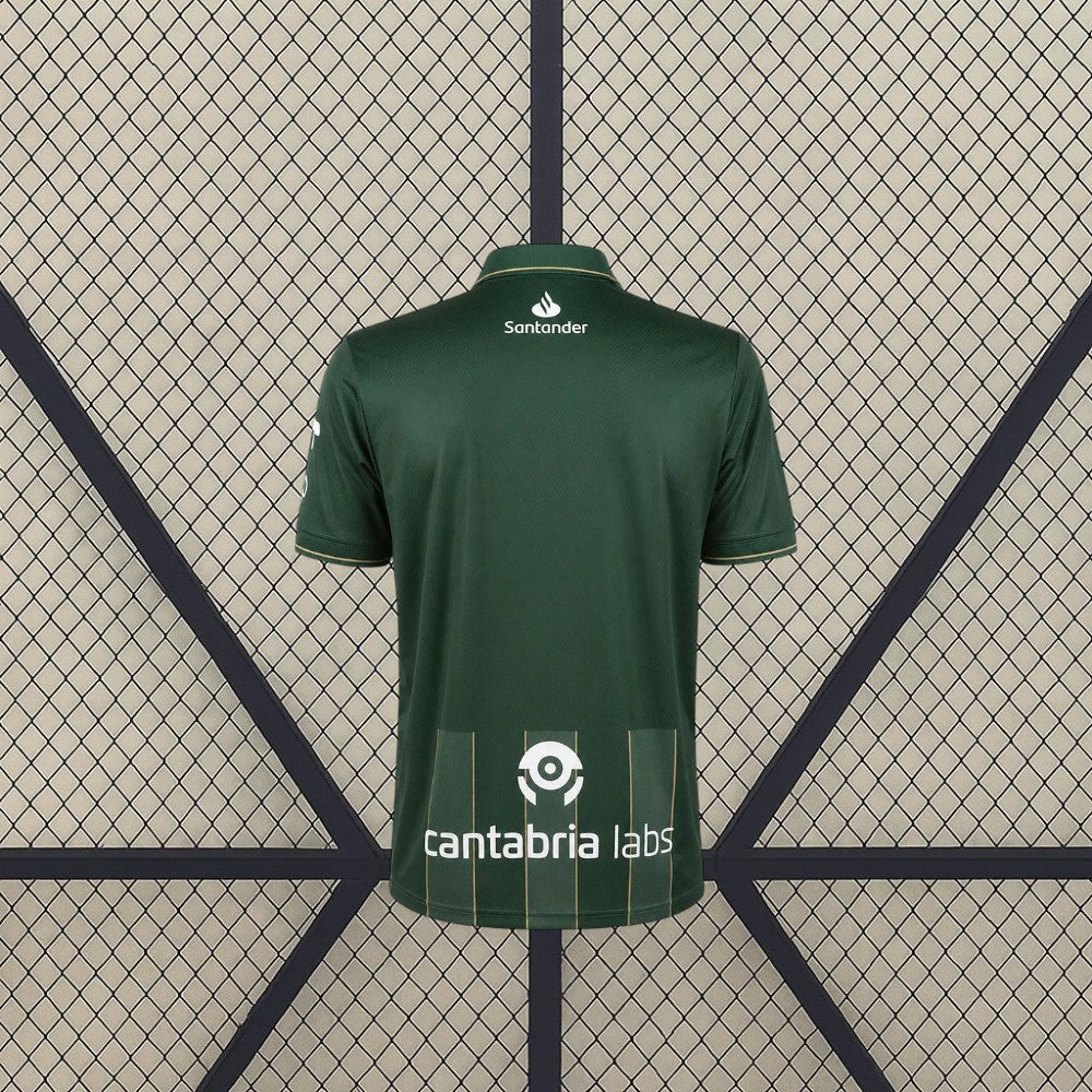 Vista trasera de la camiseta Racing Santander 26-27 visitante en verde oscuro con ribetes dorados y detalle de líneas verticales en la zona inferior