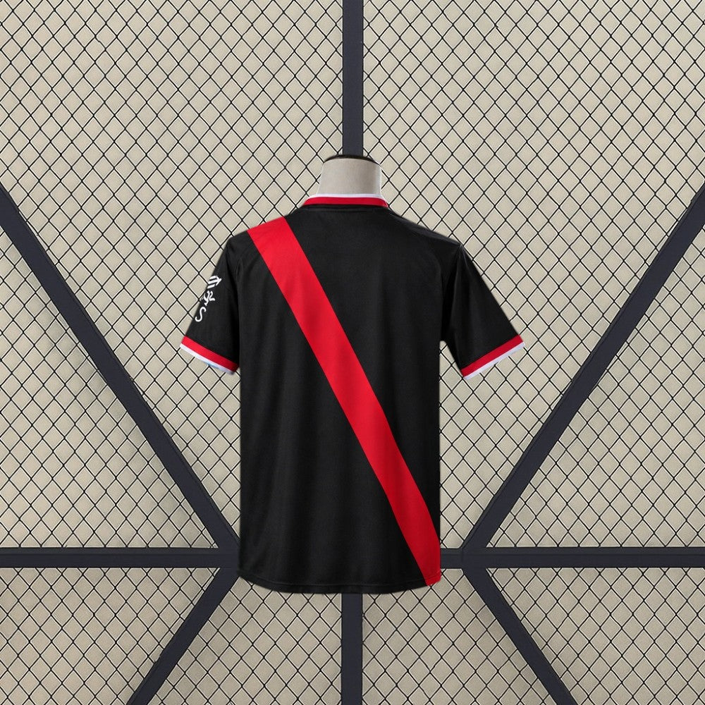Vista trasera de la camiseta Rayo Vallecano 26-27 de portero negra con franja diagonal roja y remates rojos y blancos