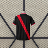 Vista trasera de la camiseta Rayo Vallecano 26-27 de portero negra con franja diagonal roja y remates rojos y blancos
