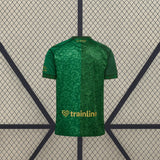 Vista trasera de la camiseta Real Betis 26-27 visitante en verde, con patrón ornamental dividido en dos diseños y detalles dorados