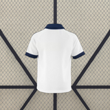 Vista trasera de la camiseta Schalke 26-27 visitante blanca con cuello azul marino y remates oscuros en las mangas