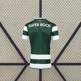 Vista trasera de la camiseta Sporting Portugal 26-27 local con panel superior verde texturizado y franjas verdes y blancas en la parte inferior