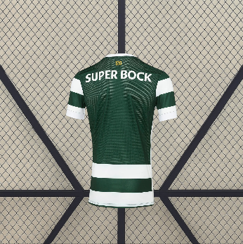 Vista trasera de la camiseta Sporting Portugal 26-27 local con panel superior verde texturizado y franjas verdes y blancas en la parte inferior