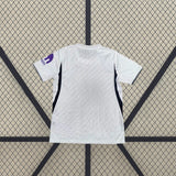 Vista trasera de la camiseta Tottenham 26-27 local blanca con manga corta y paneles azul marino en los laterales