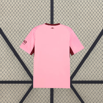 Vista trasera de la camiseta Valencia 26-27 tercera equipación en rosa con espalda lisa y paneles laterales granate