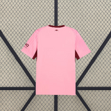 Vista trasera de la camiseta Valencia 26-27 tercera equipación en rosa con espalda lisa y paneles laterales granate
