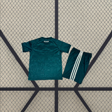 Vista trasera de la equipación R.M. 26-27 visitante para niño con camiseta verde oscuro texturizada y pantalón a juego con detalles blancos