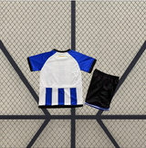 Vista trasera de la equipación RCD Espanyol 26-27 local para niño con camiseta blanca, mangas azules, franjas inferiores y pantalón negro