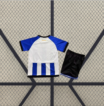 Vista trasera de la equipación RCD Espanyol 26-27 local para niño con camiseta blanca, mangas azules, franjas inferiores y pantalón negro
