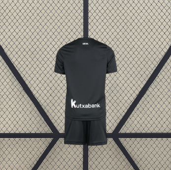 Vista trasera de la equipación Real Sociedad 26-27 visitante para niño en color negro con pantalón corto a juego