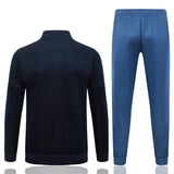 Vista trasera del chándal Argentina 26-27 Modelo 1 con chaqueta azul marino y pantalón largo azul celeste