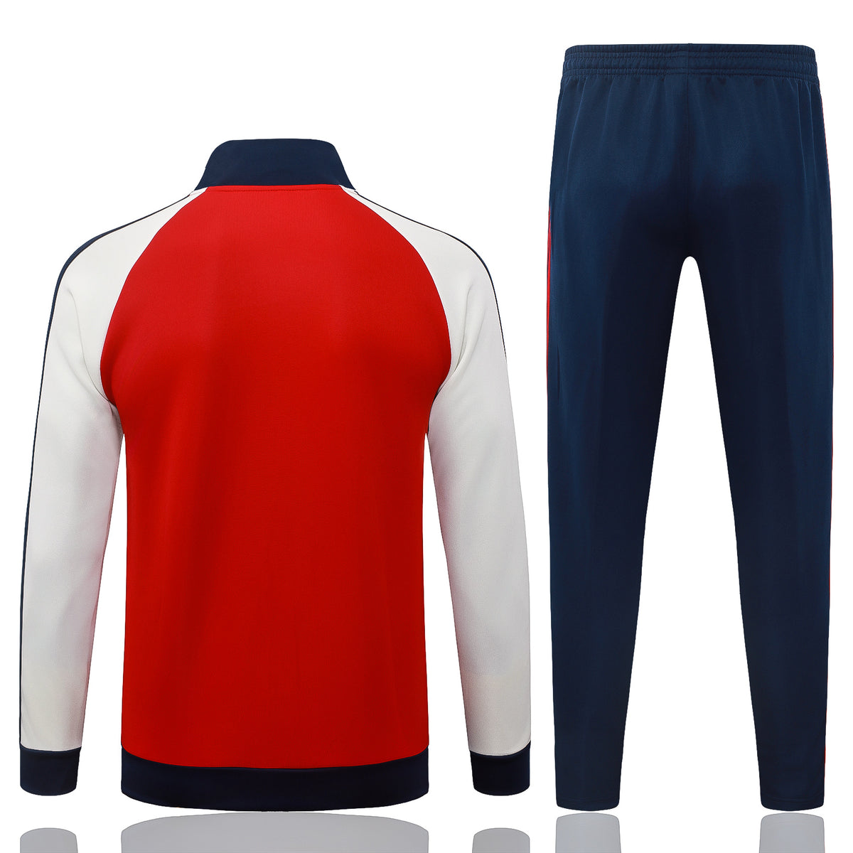 Vista trasera del chándal Arsenal 26-27 Modelo 1 con chaqueta roja y blanca y pantalón largo azul marino