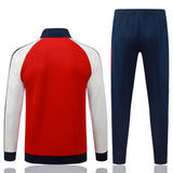 Vista trasera del chándal Arsenal 26-27 Modelo 1 con chaqueta roja y blanca y pantalón largo azul marino