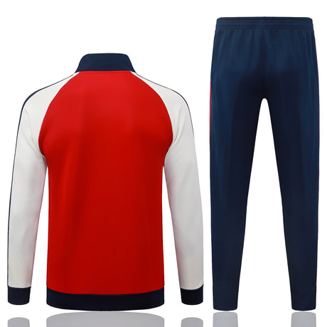 Vista trasera del chándal Arsenal 26-27 Modelo 1 con chaqueta roja y blanca y pantalón largo azul marino
