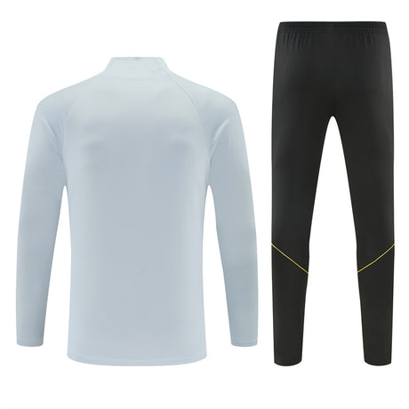 Vista trasera del chándal Barcelona 26-27 Modelo 1 con parte superior azul claro y pantalón negro de cintura elástica
