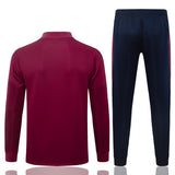 Vista trasera del chándal Barcelona 26-27 Modelo 2 con chaqueta granate y pantalón largo azul marino