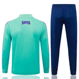 Vista trasera del chándal Barcelona 26-27 Modelo 3 con detalle BARÇA en la espalda y pantalón azul