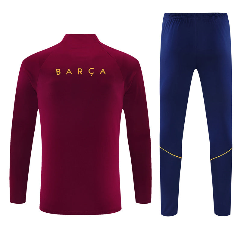 Vista trasera del chándal Barcelona 26-27 Modelo 3 con parte superior granate y pantalón azul de cintura elástica