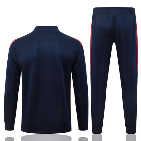 Vista trasera del chándal Barcelona 26-27 Modelo 4 con chaqueta y pantalón largo azul marino