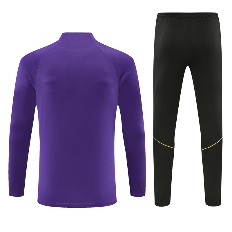 Vista trasera del chándal Barcelona 26-27 Modelo 4 con parte superior morada y pantalón negro de cintura elástica