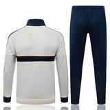 Vista trasera del chándal Bayern Munich 26-27 Modelo 1 con chaqueta blanca y pantalón largo azul marino