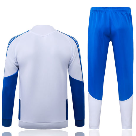 Vista trasera del chándal Juventus 26-27 Modelo 1 con chaqueta blanca de manga larga y pantalón azul con paneles blancos en la parte inferior