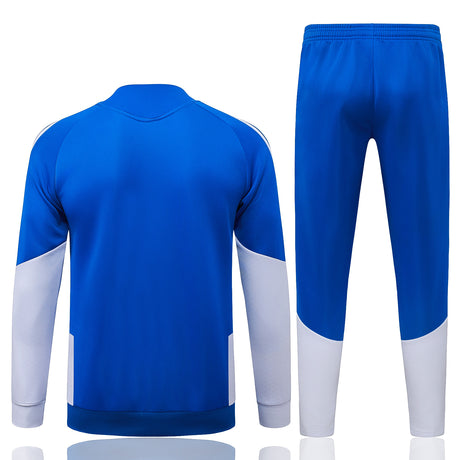 Vista trasera del chándal Juventus 26-27 Modelo 2 con chaqueta azul de manga larga y pantalón azul con parte inferior blanca