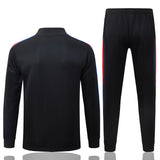 Vista trasera del chándal PSG 26-27 Modelo 1 con chaqueta negra de manga larga y pantalón negro a juego