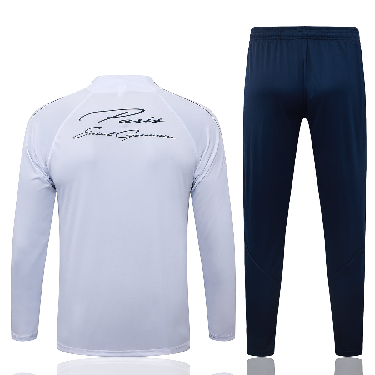 Vista trasera del chándal PSG 26-27 Modelo 1 con parte superior blanca de manga larga y pantalón azul marino