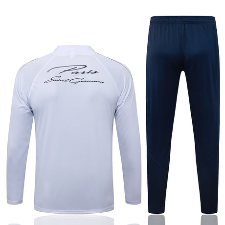 Vista trasera del chándal PSG 26-27 Modelo 1 con parte superior blanca de manga larga y pantalón azul marino